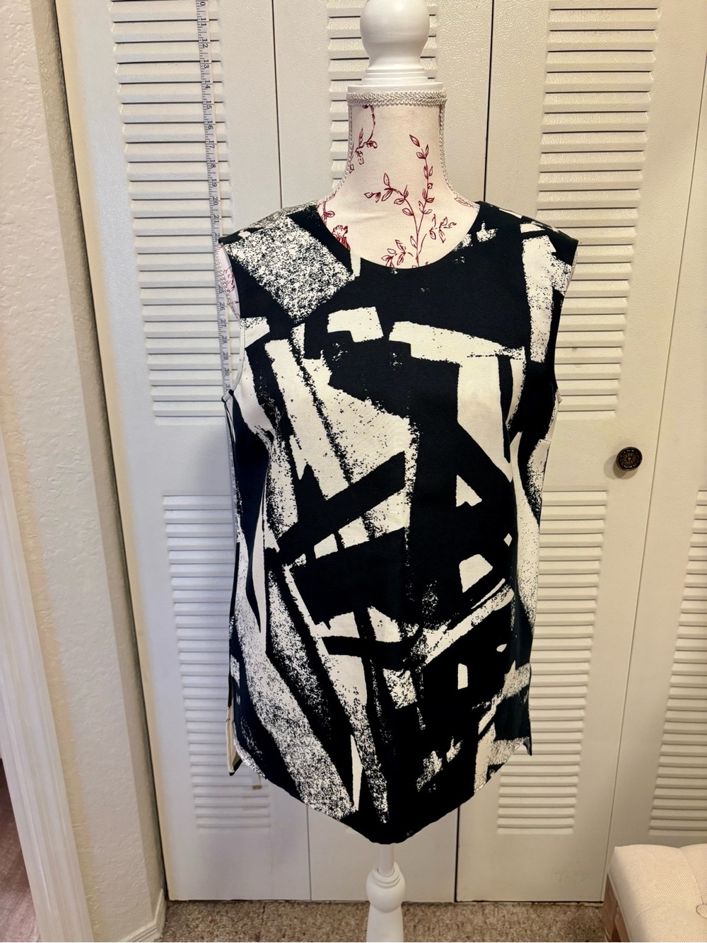 Hugo Boss Black & White Graphic Sleeveless Blouse